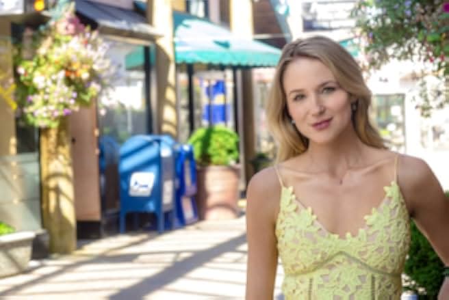 Deadly Deed: A Fixer Upper Mystery 2018