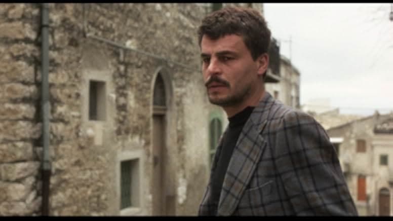 Un uomo in ginocchio 1979