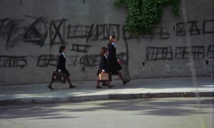 Cría Cuervos 1977